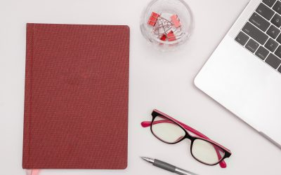 Kalendarze z tasiemką firmową – subtelny akcent brandingowy