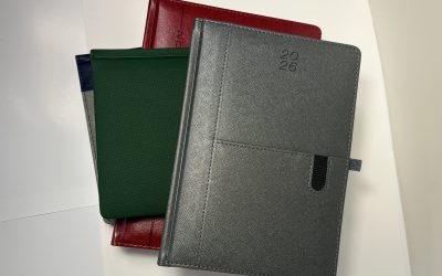 Kalendarze z kieszenią na dokumenty – porządek w papierach