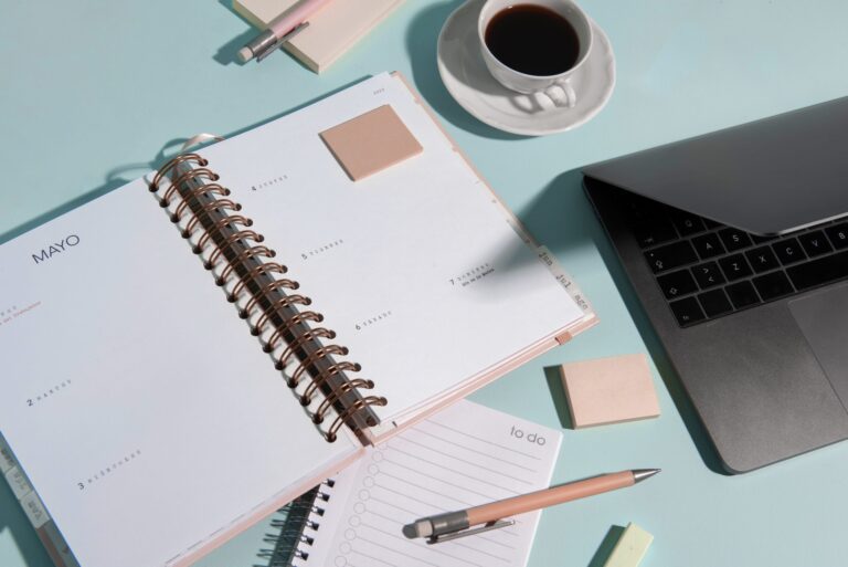 Notesy i kalendarze personalizowane: Trendy w brandingu 2025