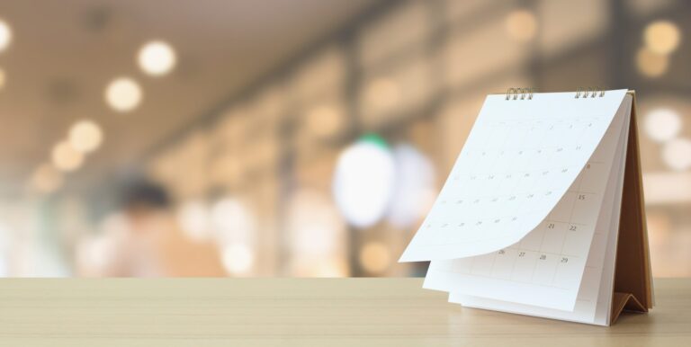 Kalendarze biurkowe 2025 – Praktyczne rozwiązanie dla firm